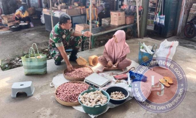 Bulan Puasa, Babinsa Kodim Ponorogo Pantau Stabilitas Harga Sembako