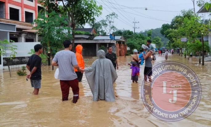 Cuaca Ekstrem Terjang Panggul, Babinsa dan TRC-PB Sigap Amankan Warga Wonocoyo