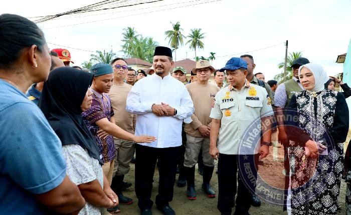 Kasatgas Tito Tinjau Progres Pembersihan Lumpur di Permukiman Aceh Tamiang