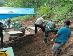 TNI Bersama Warga Bahu Membahu Mengerjakan Jembatan Gantung Perintis Garuda di Pacitan