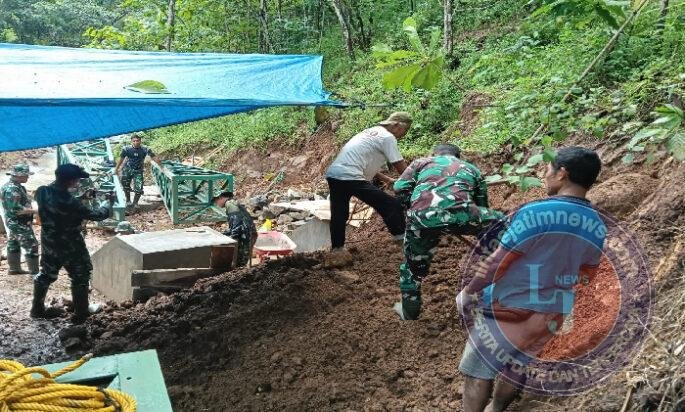 TNI Bersama Warga Bahu Membahu Mengerjakan Jembatan Gantung Perintis Garuda di Pacitan