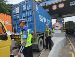 Polda Jatim Tertibkan Truk dan Bus yang Nekat Pakai Lajur Kanan