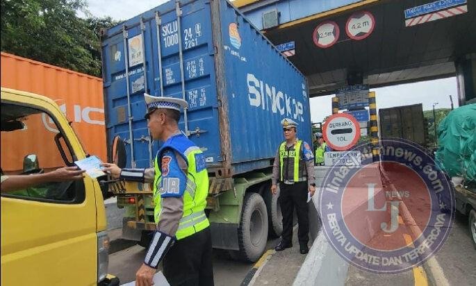 Polda Jatim Tertibkan Truk dan Bus yang Nekat Pakai Lajur Kanan