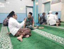 Tingkatkan Keimananan Dan Ketaqwaan, Babinsa Kepatihan Wetan Menunaikan Sholat Jum’at di Masjid Al Fatih