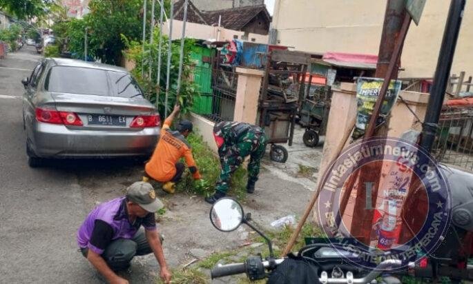 Wujudkan Lingkungan Yang ASRI, Babinsa Kestalan Bersama Warga Gotong Royong Laksanakan Kerja Bakti