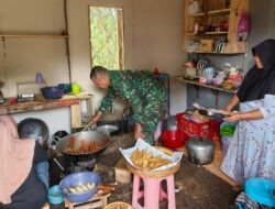Begini Keseruan Sang Juru Masak Siapkan Menu Berbuka Puasa Satgas TMMD Di Desa Kembang