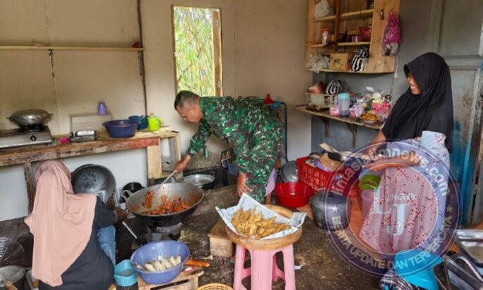 Begini Keseruan Sang Juru Masak Siapkan Menu Berbuka Puasa Satgas TMMD Di Desa Kembang