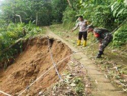 Babinsa Koramil 0801/03 Arjosari Sigap Bantu Korban Bencana Dinding Rumah Tertimbun Longsor