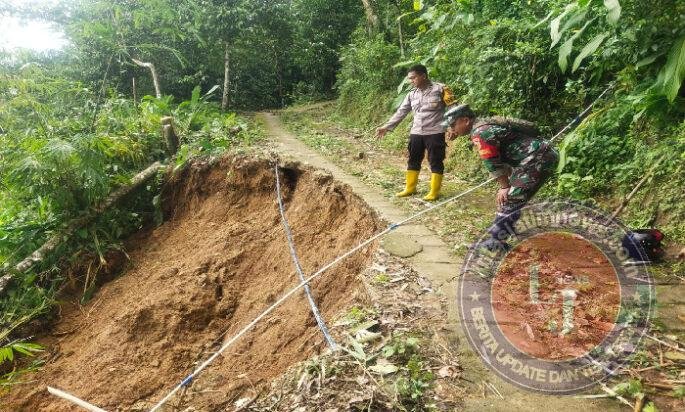 Babinsa Koramil 0801/03 Arjosari Sigap Bantu Korban Bencana Dinding Rumah Tertimbun Longsor