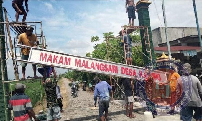 Sentuhan Gotong Royong, Babinsa dan Warga Kanung Bangun Gapura TPU