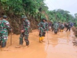 Jalan Tertimbun Longsor, Anggota Kodim Ponorogo dan Rakyat Gerak Cepat Atasi