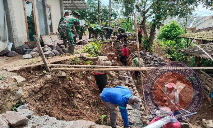 Antisipasi Longsor, Talud Masjid Sepanjang Tiga Belas Meter Jadi Target Satgas TMMD 127 Di Desa Kembang