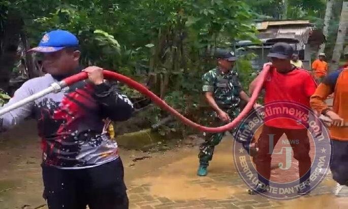 Hujan Deras Picu Banjir di Panggul Trenggalek, TNI dan Warga Gotong Royong Bersihkan Lumpur
