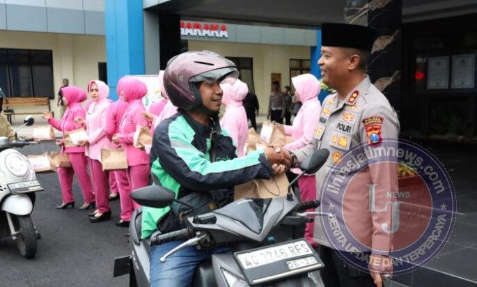 Polres Tulungagung Berbagi Takjil Tebar Kebaikan di Bulan Ramadhan