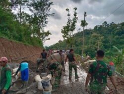 Hujan Membawa Berkah, Begitu Semboyan Satgas TMMD Ke-127 Dan Warga Desa Kembang