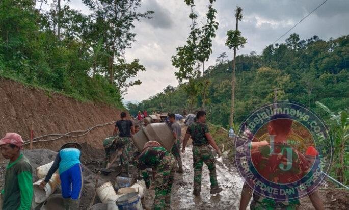 Hujan Membawa Berkah, Begitu Semboyan Satgas TMMD Ke-127 Dan Warga Desa Kembang