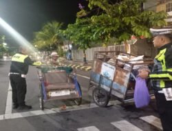 Polres Madiun Kota Patroli Sahur Berbagi Nasi Kotak untuk Warga di Bulan Ramadhan