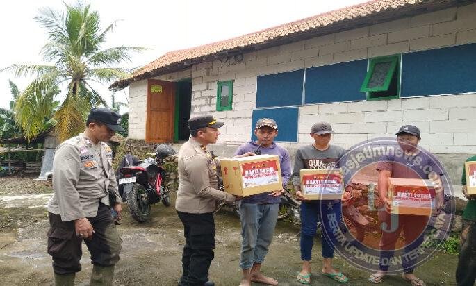 Polres Probolinggo Salurkan Bansos untuk Korban Longsor dan Banjir
