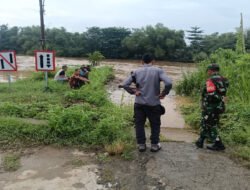 Waspada..!! Babinsa Sewu Cek Debit Air Sungai Bengawan Solo, Antisipasi Luapan Air Saat Hujan Deras Tiba