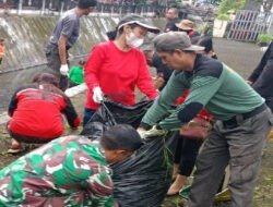 Tanpa Lelah, Babinsa Gilingan Terjun Ke Lapangan Pelopori Kerja Bakti Pembersihan Lingkungan
