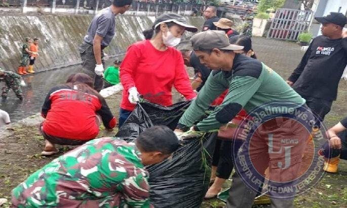 Tanpa Lelah, Babinsa Gilingan Terjun Ke Lapangan Pelopori Kerja Bakti Pembersihan Lingkungan