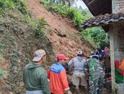 Hujan Deras Sebabkan Longsor di Kampak, Babinsa dan Warga Bergerak Cepat Bersihkan Material