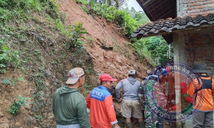 Hujan Deras Sebabkan Longsor di Kampak, Babinsa dan Warga Bergerak Cepat Bersihkan Material