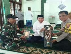 Babinsa & Bhabinkamtibmas Pajang Bagikan Alquran dan Sajadah di Masjid Dalam Momentum Bulan Suci Ramadhan 1447 H