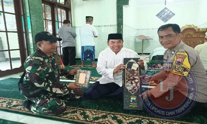 Babinsa & Bhabinkamtibmas Pajang Bagikan Alquran dan Sajadah di Masjid Dalam Momentum Bulan Suci Ramadhan 1447 H