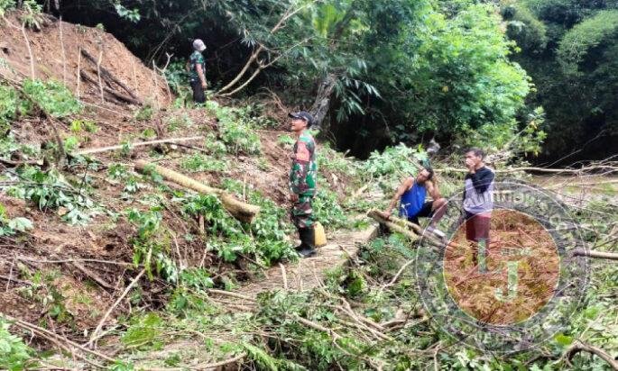 Talud Jatiprahu Longsor Digerus Arus, Babinsa Minta Warga Bantaran Sungai Tingkatkan Kewaspadaan
