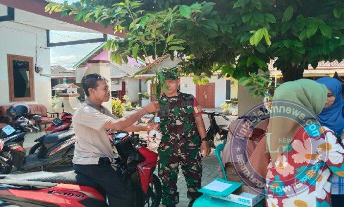 Babinsa Koramil Kebonsari Dampingi Pembagian Bibit Pohon untuk Warga