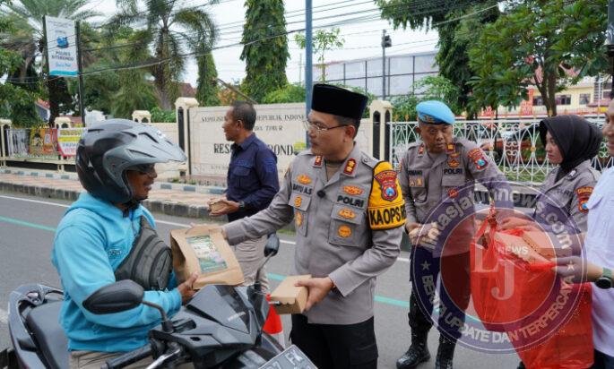 Polres Situbondo Bersama Insan Pers Berbagi Takjil Ratusan Bungkus Habis Dalam 10 Menit