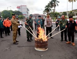 Polres Jember Musnahkan Ribuan Botol Miras Hasil Operasi Pekat di Bulan Ramadhan