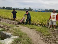 Warga Kerja Bakti Timbun Jalan, Babinsa Kodim Ponorogo Bantu