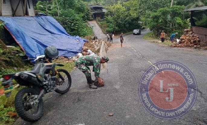 Hujan Deras Picu Longsor di Dongko Trenggalek, Babinsa Gerak Cepat Pasang Tanda Bahaya