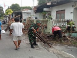 Berikan Contoh Yang Baik, Babinsa Purwosari Bersama Warga Kerja Bakti di Wilayah Binaan