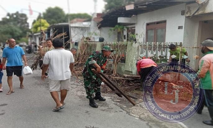 Berikan Contoh Yang Baik, Babinsa Purwosari Bersama Warga Kerja Bakti di Wilayah Binaan