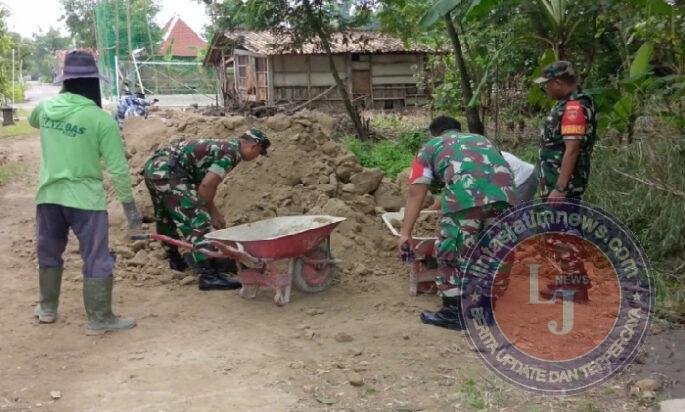 Babinsa Aktif Guyub Rukun Bantu Pengurukan Jalan Bersama Warga