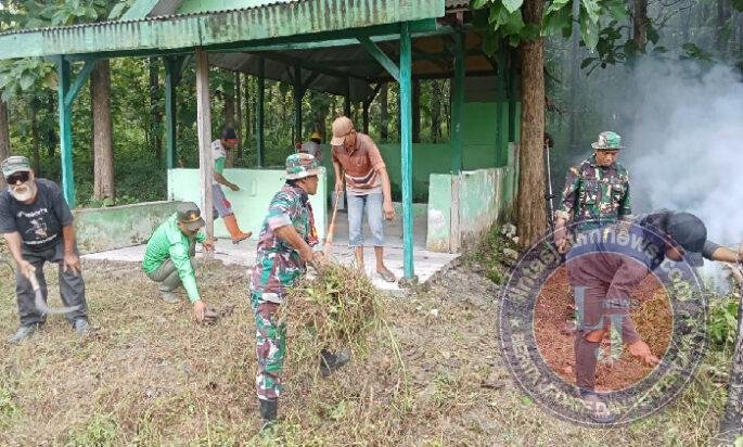 Babinsa Koramil Panceng dan Perhutani Gelar Giat Kerja Bakti bersama Warga Pengguna Warung