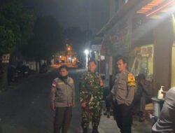 Jaga Kondusifitas Dan Keamanan Wilayah, Piket Koramil 05/Pasar Kliwon Laksanakan Patroli Malam Bersama Linmas