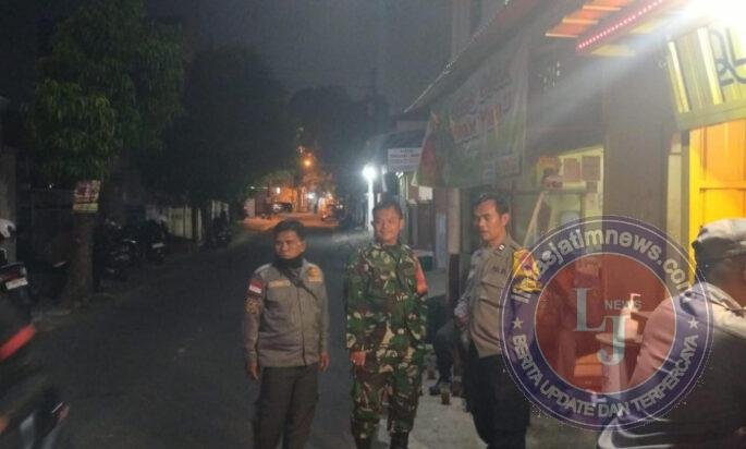 Jaga Kondusifitas Dan Keamanan Wilayah, Piket Koramil 05/Pasar Kliwon Laksanakan Patroli Malam Bersama Linmas