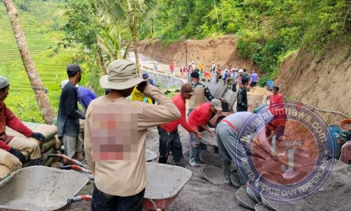 Demi Kemajuan Desa, Bulan Puasa Bukan Penghalang Kemanunggalan TNI Dan Rakyat Dilokasi TMMD 127 Desa Kembang