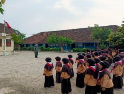 Belajar Disiplin Sejak Dini, Babinsa Banaran Latih PBB Siswa SDN 01 Geger di Tengah Puasa Ramadhan