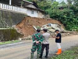 Tinjau Lokasi Bencana Longsor, TNI Bantu Evakuasi Rumah Warga Yang Terdampak