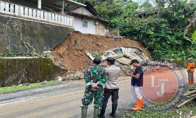 Tinjau Lokasi Bencana Longsor, TNI Bantu Evakuasi Rumah Warga Yang Terdampak