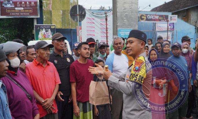 Kapolres Pasuruan Turun Langsung, 500 Takjil Dibagikan untuk Warga Bangil
