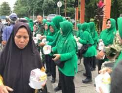 Dandim 0610/Sumedang Bersama Persit KCK Turun ke Jalan, Tebar Takjil dan Hangatkan Ramadan di Bunderan Binokasih