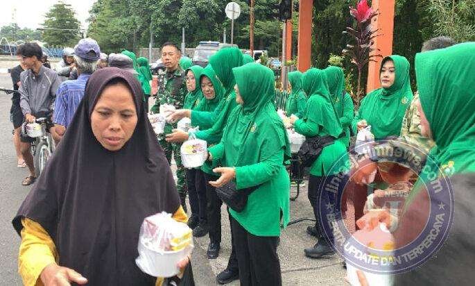 Dandim 0610/Sumedang Bersama Persit KCK Turun ke Jalan, Tebar Takjil dan Hangatkan Ramadan di Bunderan Binokasih