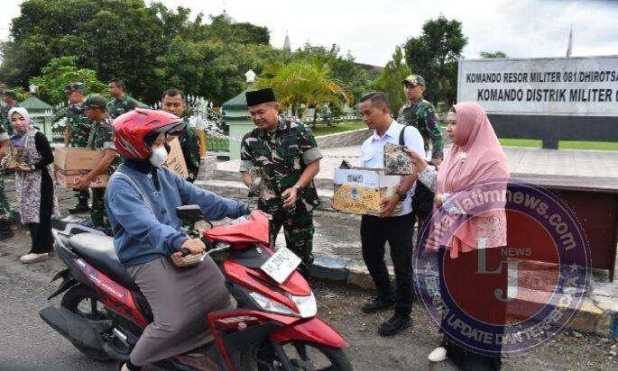 Kodim Ponorogo Tebar Berkah Ramadhan Dengan Bagi Bagi Takjil
