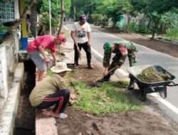 Hangatkan Kebersamaan, Babinsa Sogaten Turun Tangan Kerja Bakti Bersama Warga